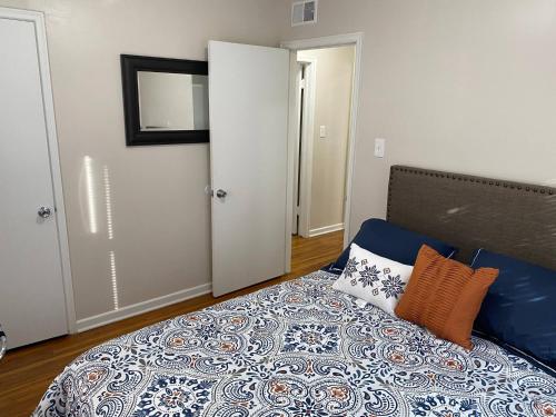 Cozy Eastside Bungalow - image 10