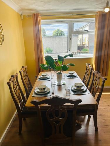 Spacious, 3 double bedroomed, free parking, 9 mins Elland Rd, nr Leeds City Centre, Leeds