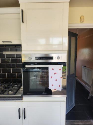 Spacious, 3 double bedroomed, free parking, 9 mins Elland Rd, nr Leeds City Centre, Leeds (foto 11)