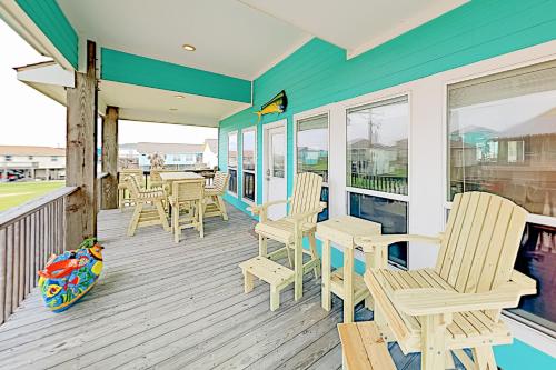 Escape Steps to Beach Large Deck Group Ready in Port Bolivar (TX)