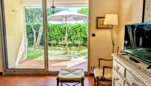 Provençal, Spacieux & réconfortant, Emplacement sûr au cœur du Parc des Calanques, Salon et chambre clim, lit confortable, Cuisine équipée avec lave-vaisselle et lave-linge, Garage, jardin, piscine privés, Inclus linge, bureau, Wifi, Netflix, Sans Stress, Cassis (fotografie 2)