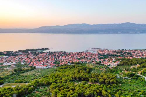 Apartments with parking space Supetar Brac - 14720 - image 2