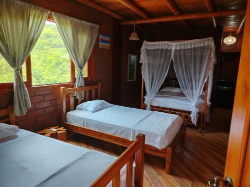 1 double bed, 2 twin beds