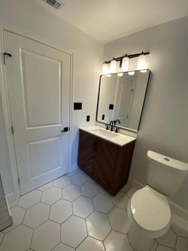 Charming 2BR House Inclusive & Long-Stay Friendly - image 3