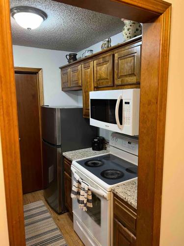 Konyha, Cozy condo in Kansas City with no stairs! in Shawnee (KS)