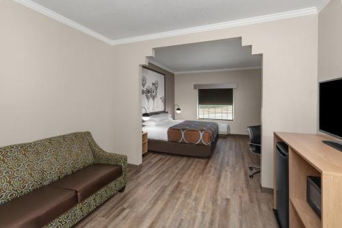 Super 8 by Wyndham San Antonio/Alamodome Area - image 36