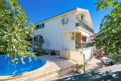 Family-friendly apartments with swimming pool Kastel Novi, Kastela - 22569 – khách sạn tại Rudine