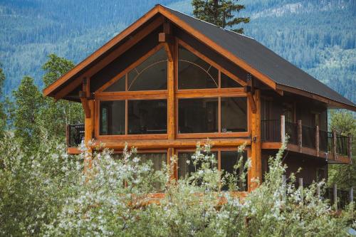 ทัศนียภาพภายนอกโรงแรม, River Safari Eagles Nest in บลูริเวอร์ (BC)