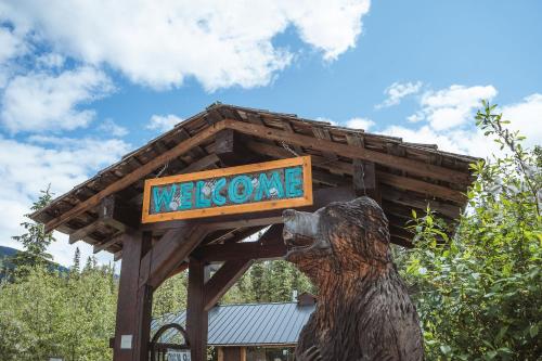 River Safari Bear Den in บลูริเวอร์ (BC)