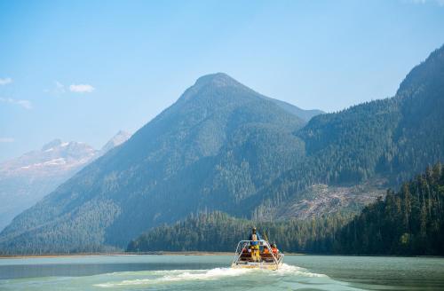River Safari Bear Den in บลูริเวอร์ (BC)