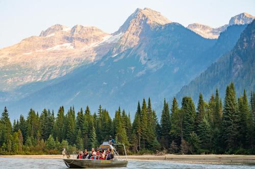 River Safari Bear Den in บลูริเวอร์ (BC)