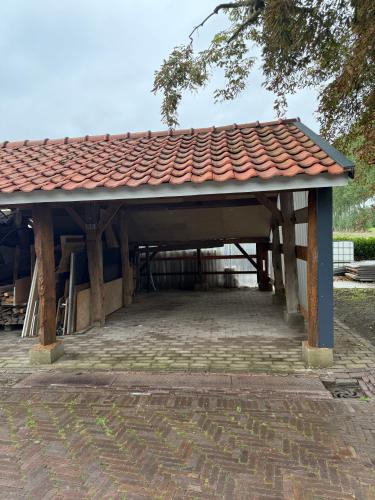 Onder de paardenkastanje in Empe