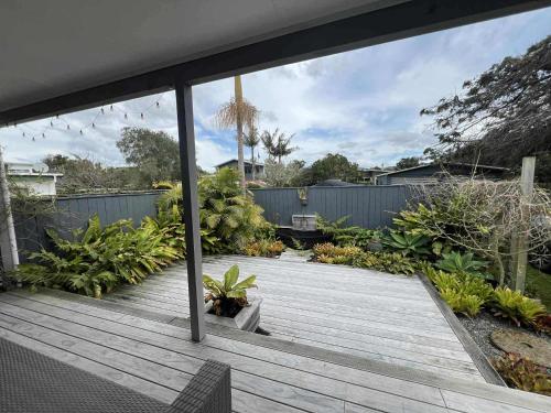 Hosts on the Coast Sea Breeze Retreat in Whangamata