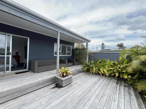 Hosts on the Coast Sea Breeze Retreat in Whangamata