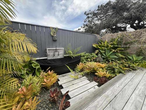 Hosts on the Coast Sea Breeze Retreat in Whangamata