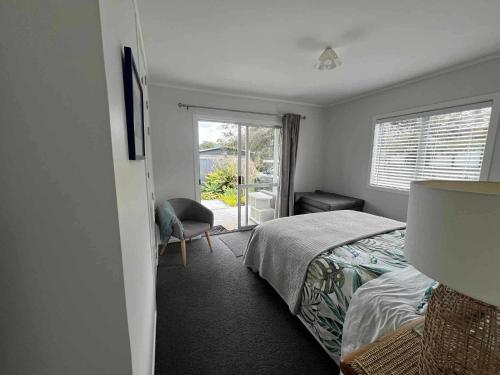 Hosts on the Coast Sea Breeze Retreat in Whangamata