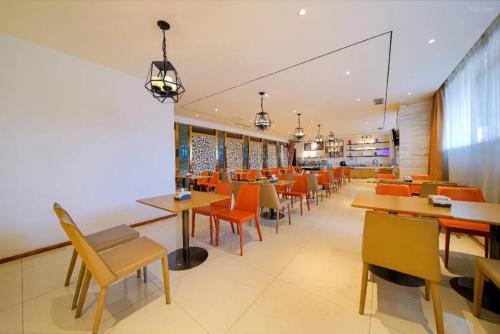 Restaurant, Chongqing Qiansu Qingpan Hotel解放碑洪崖洞店 in Chongqing