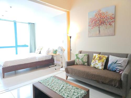 Modern BGC One Uptown 1BR near Grand Hyatt Uptown Mitsukoshi Malls and St Lukes Medical Center, Manila