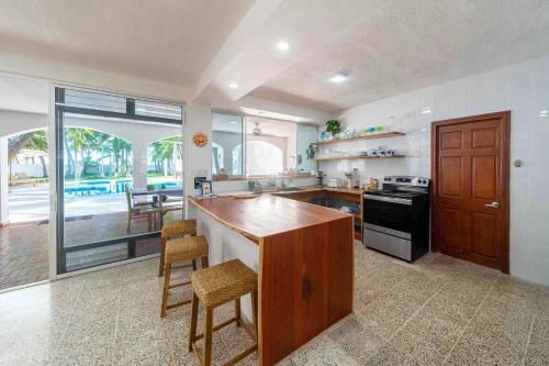 Oceanfront Solar Paradise-Steps to the Sea in 拉海拉杜拉