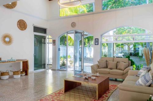 Oceanfront Solar Paradise-Steps to the Sea in 拉海拉杜拉