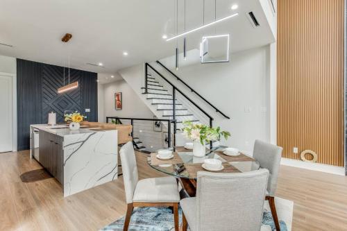 Faciliteiten, Luxury Newly Built 4 BR 4 Bath Home w/ Rooftop and Grill! in Overige