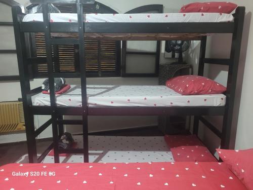 1 king bed, 4 twin beds, 2 bunk beds