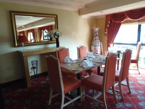 Restaurant, Lakeside International Hotel in Camberley