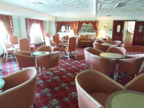 Bar/lounge, Lakeside International Hotel in Camberley