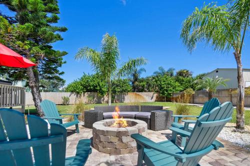 Fire Pit Tropical Oasis Steps to Beach Outdoor Seating – khách sạn tại Crescent Beach