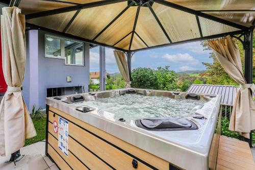 Karstais baseins, Riverside House with Pool and Hot Tub - Happy Rentals in Donje Pokuplje