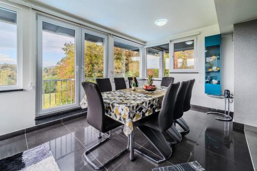 Iekārtas, Riverside House with Pool and Hot Tub - Happy Rentals in Donje Pokuplje