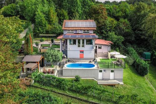 Viesnīcas āriene, Riverside House with Pool and Hot Tub - Happy Rentals in Donje Pokuplje