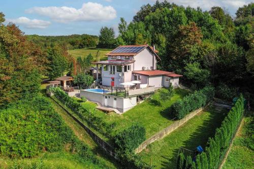 Viesnīcas āriene, Riverside House with Pool and Hot Tub - Happy Rentals in Donje Pokuplje