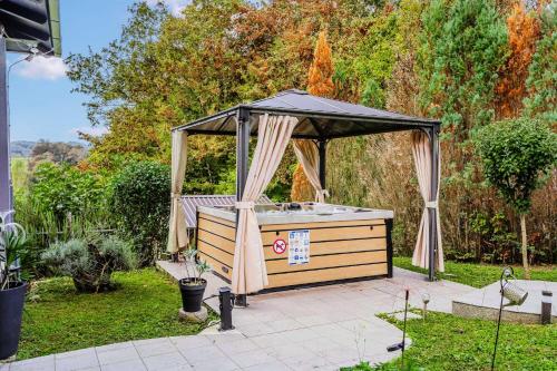 Karstais baseins, Riverside House with Pool and Hot Tub - Happy Rentals in Donje Pokuplje