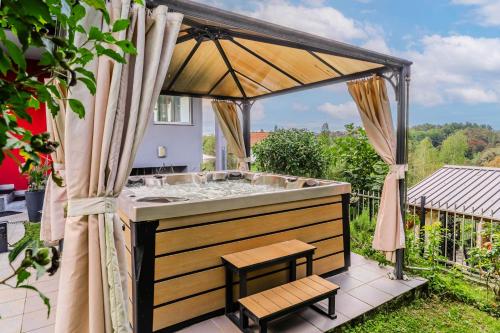 Karstais baseins, Riverside House with Pool and Hot Tub - Happy Rentals in Donje Pokuplje
