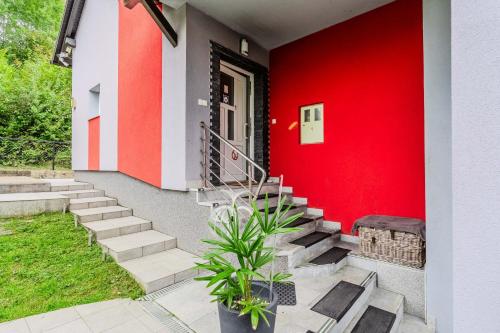 Ieeja, Riverside House with Pool and Hot Tub - Happy Rentals in Donje Pokuplje