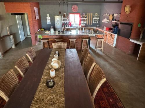 Big Cats Namibia Farmstay & Tours in 奥特霍