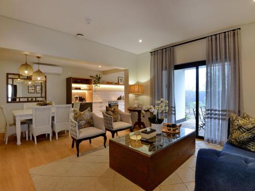 Kitchen, ANEW Hotel Hilton Pietermaritzburg in Howick