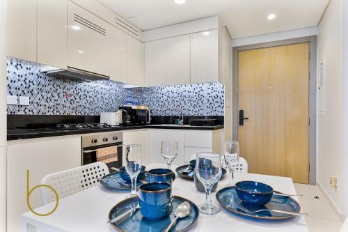 Bookable 2 bed Damac Aykon City with Balcony & Pool access, Dubaï (photo 5)