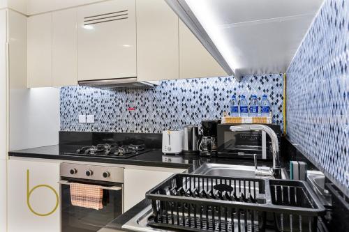 Bookable 2 bed Damac Aykon City with Balcony & Pool access, Dubaï (photo 8)