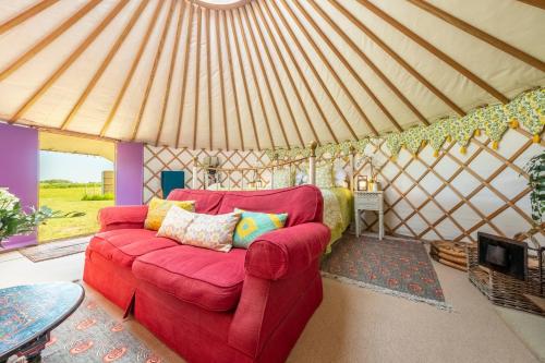 Iekārtas, Luxury glamping in Constable Country - Valley View Yurt in Boxford (Suffolk)