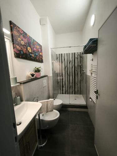 Shower, Una Terrazza tra Fiori e Cielo in Coverciano