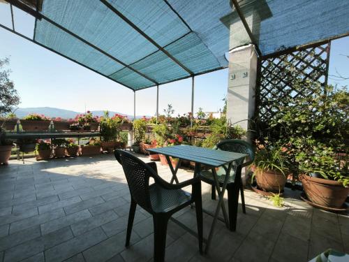 Balcony/terrace, Una Terrazza tra Fiori e Cielo in Coverciano