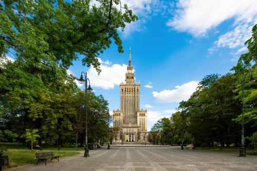 Spacious and Bright Apartment with Parking in the City Center by Noclegi Renters, Varsavia
