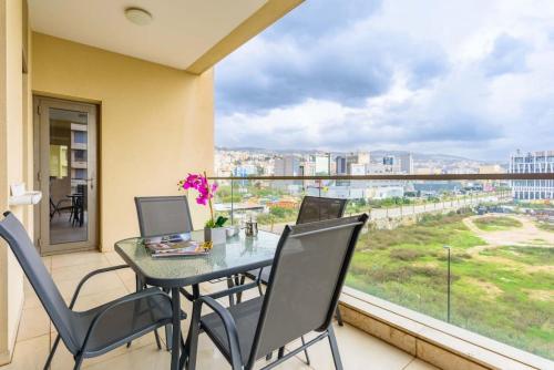 Balkons/terase, Viva - Elegant 3-BR Apt & Balcony at Waterfront Dbayeh in Dbaye