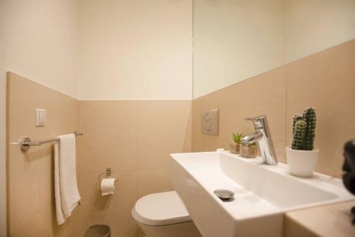 Comfy - 1BR Apt W Pool & Gym in Gemmayze - main image