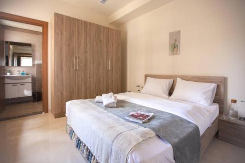 Sioufi - 2-BR Apt & Balcony in Achrafieh, Sinn al Fīl (fotografie 4)