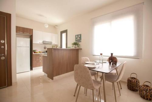 Sioufi - 2-BR Apt & Balcony in Achrafieh - image 8