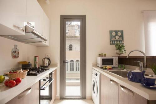 Sioufi - 2-BR Apt & Balcony in Achrafieh, Sinn al Fīl (fotografie 2)