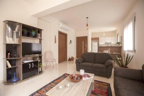 Sioufi - 2-BR Apt & Balcony in Achrafieh - image 9